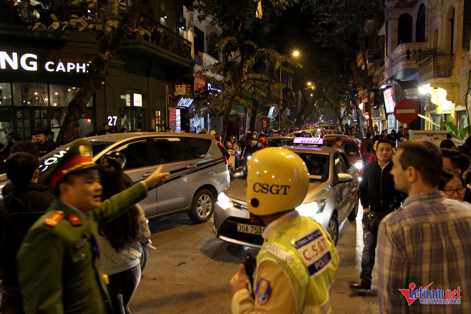 Nghìn người đi chơi Noel sớm, phố Hà Nội tắc cứng